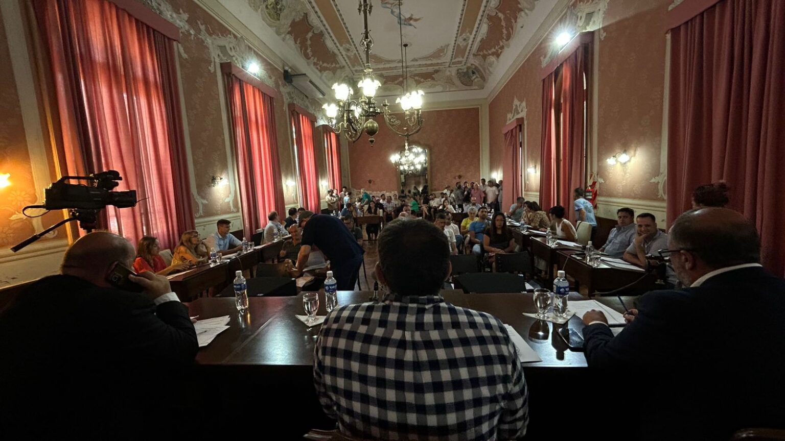 Mayores Contribuyentes: en una acalorada asamblea, aprobaron el aumento de tasas para 2026 | FM Avenida