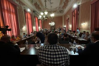 Mayores Contribuyentes: en una acalorada asamblea, aprobaron el aumento de tasas para 2026 | FM Avenida