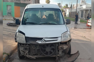 Motociclista herida tras chocar con una camioneta | FM Avenida