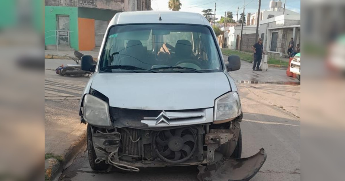 Motociclista herida tras chocar con una camioneta | FM Avenida