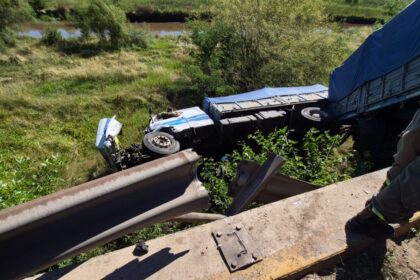 Otro accidente en ruta 9: un camión y tres autos involucrados, a metros del vuelco | FM Avenida