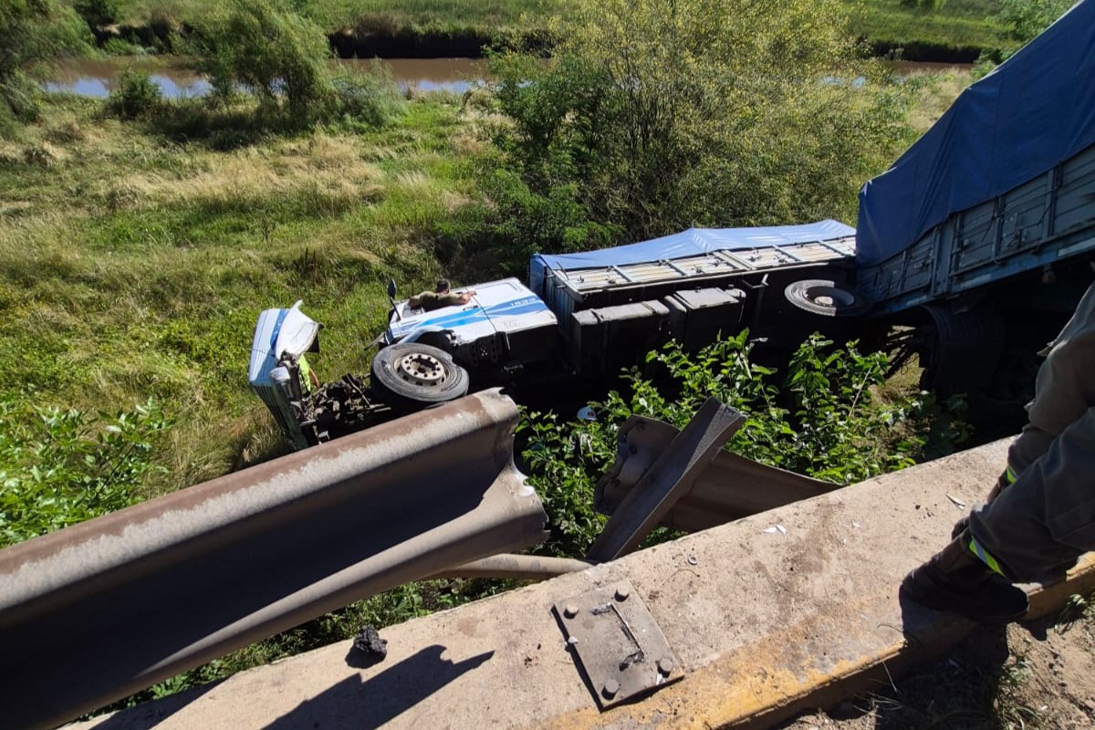 Otro accidente en ruta 9: un camión y tres autos involucrados, a metros del vuelco | FM Avenida