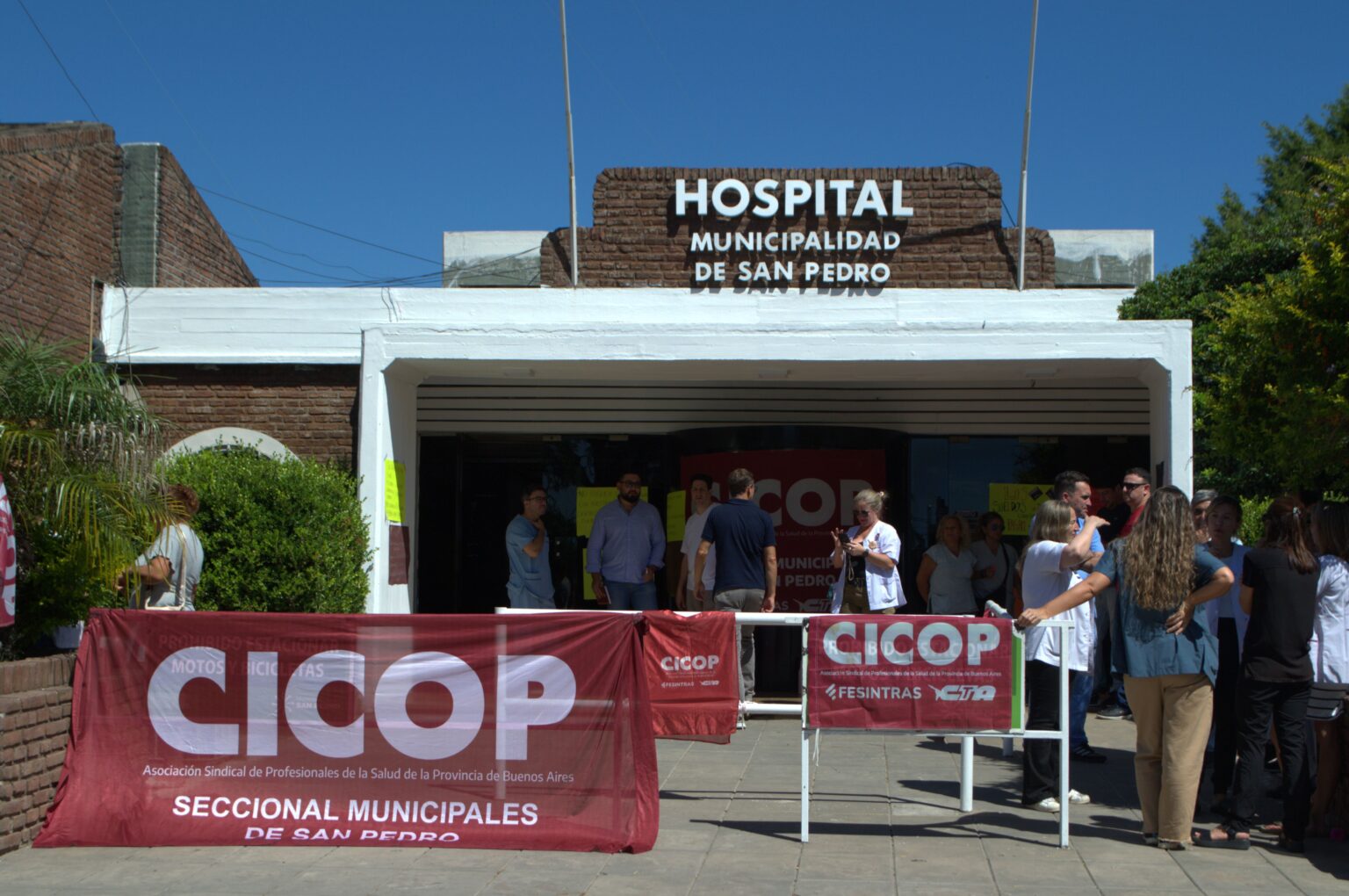 Paro de Cicop: profesionales de la salud concentraron en el Hospital y reclamaron el pago de guardias y aguinaldos | FM Avenida