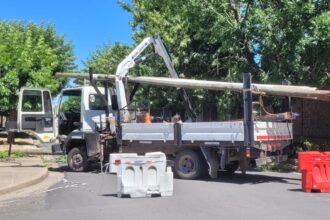 Salta y Colón: la empresa repuso los postes dañados tras el incidente provocado por un camión | FM Avenida