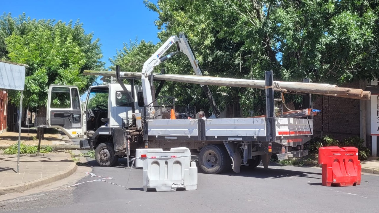 Salta y Colón: la empresa repuso los postes dañados tras el incidente provocado por un camión | FM Avenida