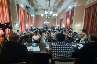 Tenso debate en la Asamblea de Mayores Contribuyentes por el aumento de tasas municipales (Videos) | FM Avenida