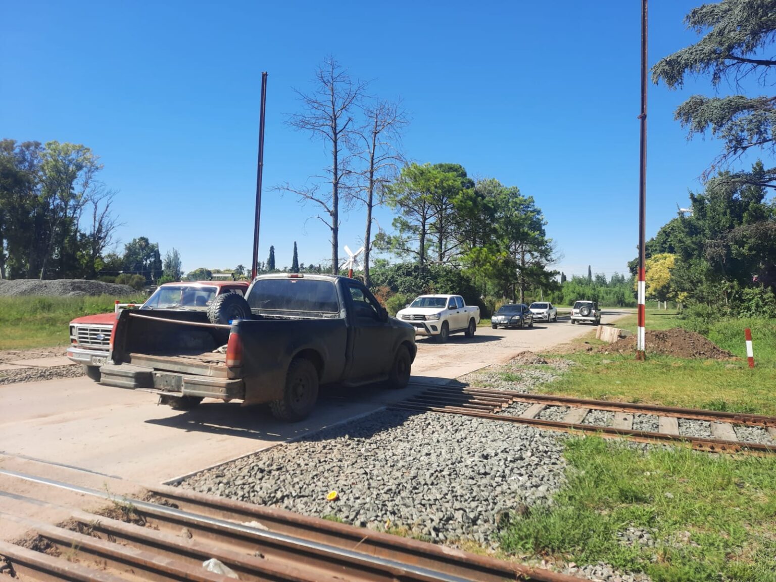 Tiran piedrazos contra los vehículos en el paso a nivel de Basavilbaso: hubo lesionados y reclaman seguridad | FM Avenida