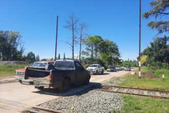 Tiran piedrazos contra los vehículos en el paso a nivel de Basavilbaso: hubo lesionados y reclaman seguridad | FM Avenida