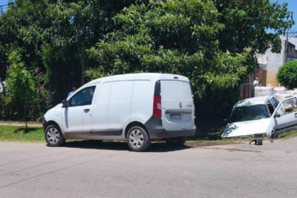 Tres heridos tras la colisión entre un furgón y un automóvil | FM Avenida