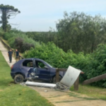 Un auto chocó contra un poste y casi cae por la barranca | FM Avenida