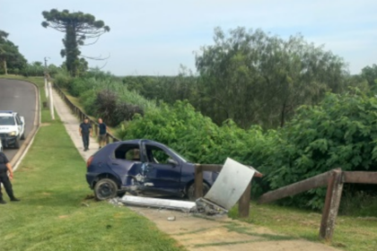 Un auto chocó contra un poste y casi cae por la barranca | FM Avenida