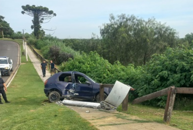 Un auto chocó contra un poste y casi cae por la barranca | FM Avenida