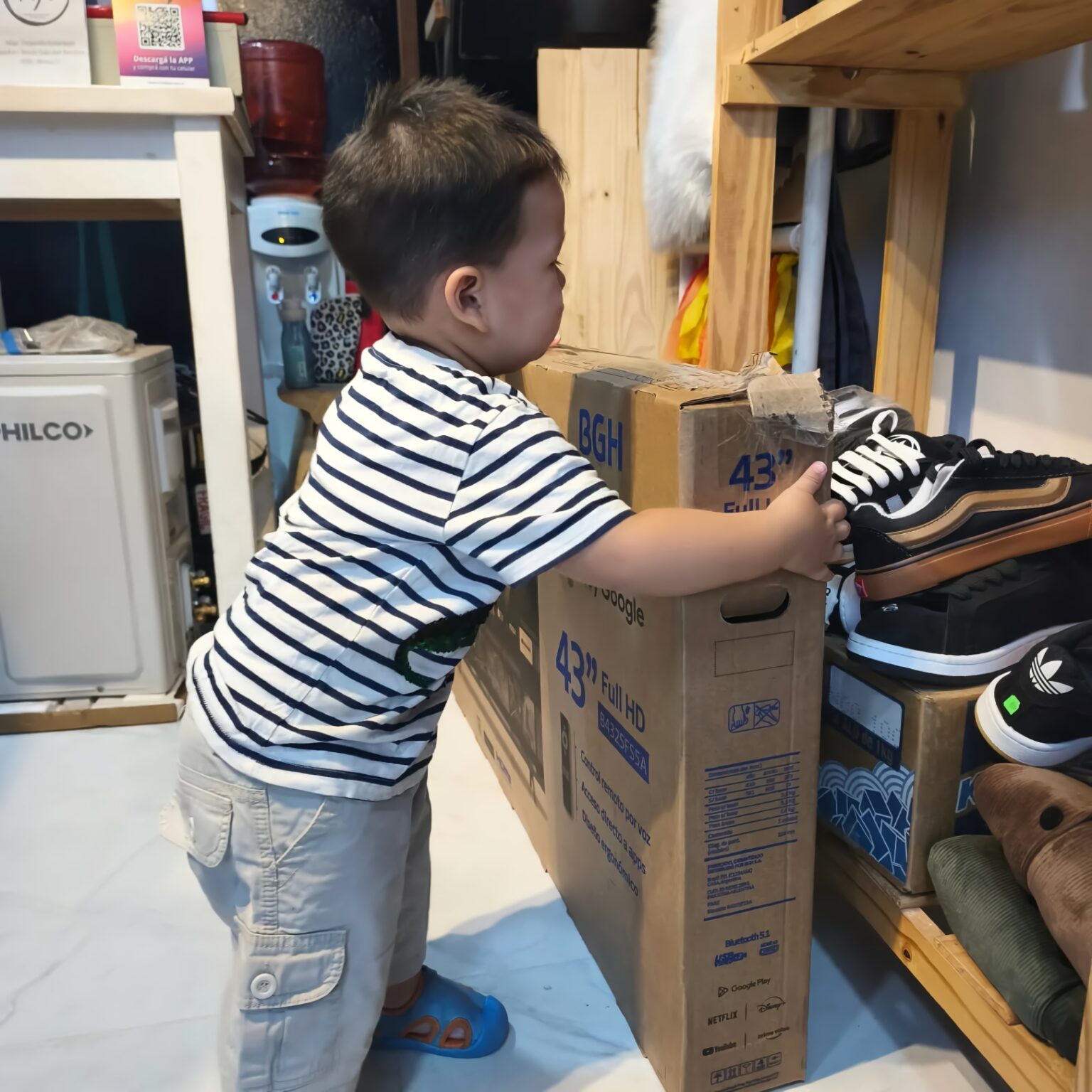 Un gesto navideño que emociona: le regalaron un televisor al hijo de una familia que sufrió un robo | FM Avenida