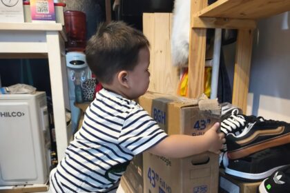 Un gesto navideño que emociona: le regalaron un televisor al hijo de una familia que sufrió un robo | FM Avenida