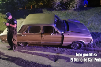 Un joven chocó su auto contra la barranca en la zona del boulevard | FM Avenida