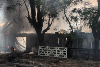 Una quema de basura habría sido el origen del siniestro en el galpón de calle Estrada | FM Avenida