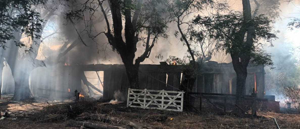 Una quema de basura habría sido el origen del siniestro en el galpón de calle Estrada | FM Avenida