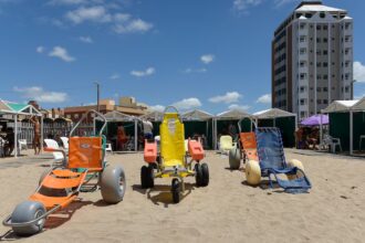 Villa Gesell: la playa integrada cumple 10 años y ya funciona a diario con servicios gratuitos de accesibilidad | FM Avenida