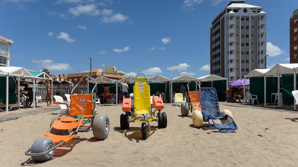 Villa Gesell: la playa integrada cumple 10 años y ya funciona a diario con servicios gratuitos de accesibilidad | FM Avenida