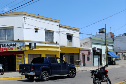 Accidente de tránsito: una camioneta y una moto chocaron en Pellegrini y Pavón | FM Avenida