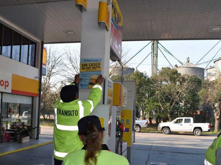 Así fue 2025: "Sin casco no hay nafta", una medida que reabrió el debate sobre los controles y la realidad social | FM Avenida