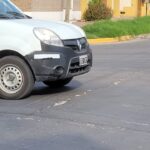 Avenida Sarmiento y Caroni: se rajó el hormigón y se transformó en inesperado lomo de burro | FM Avenida