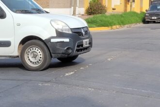 Avenida Sarmiento y Caroni: se rajó el hormigón y se transformó en inesperado lomo de burro | FM Avenida