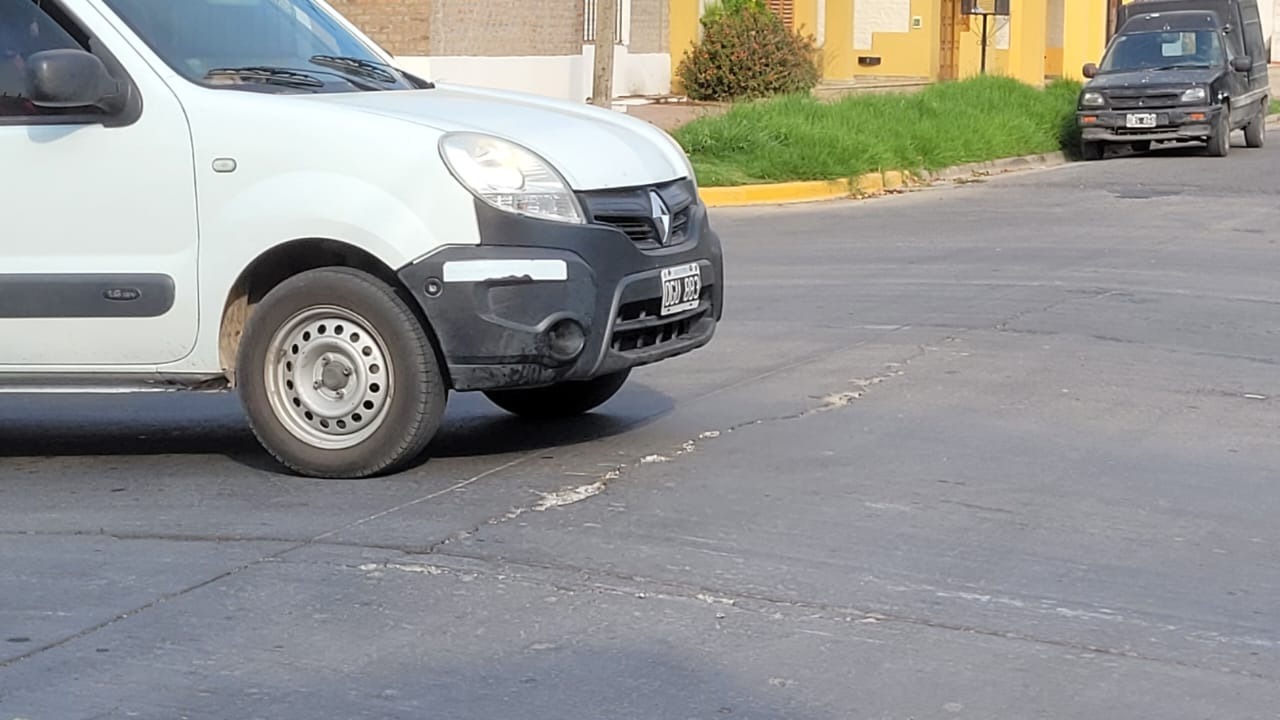 Avenida Sarmiento y Caroni: se rajó el hormigón y se transformó en inesperado lomo de burro | FM Avenida
