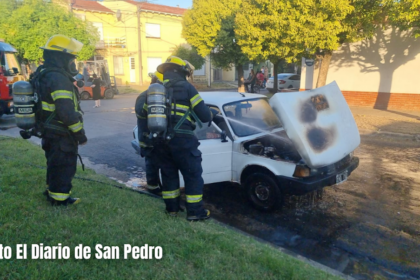 Bomberos controlaron el incendio de un automóvil | FM Avenida