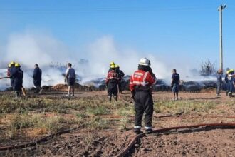 Bomberos de San Pedro colaboraron en un incendio de pastizales de gran magnitud en Lima | FM Avenida