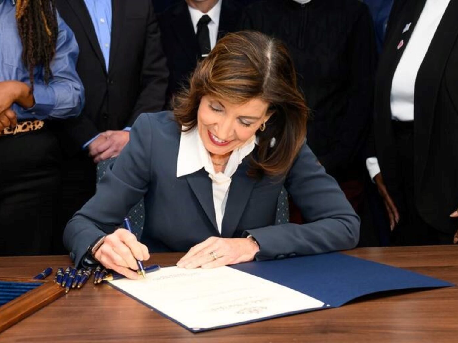 Buenas noticias Nueva York: Kathy Hochul anunció una inversión histórica para la creación de 6 mil viviendas asequibles | FM Avenida