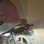 Buscan al conductor de una moto que chocó un auto y se dio a la fuga | FM Avenida