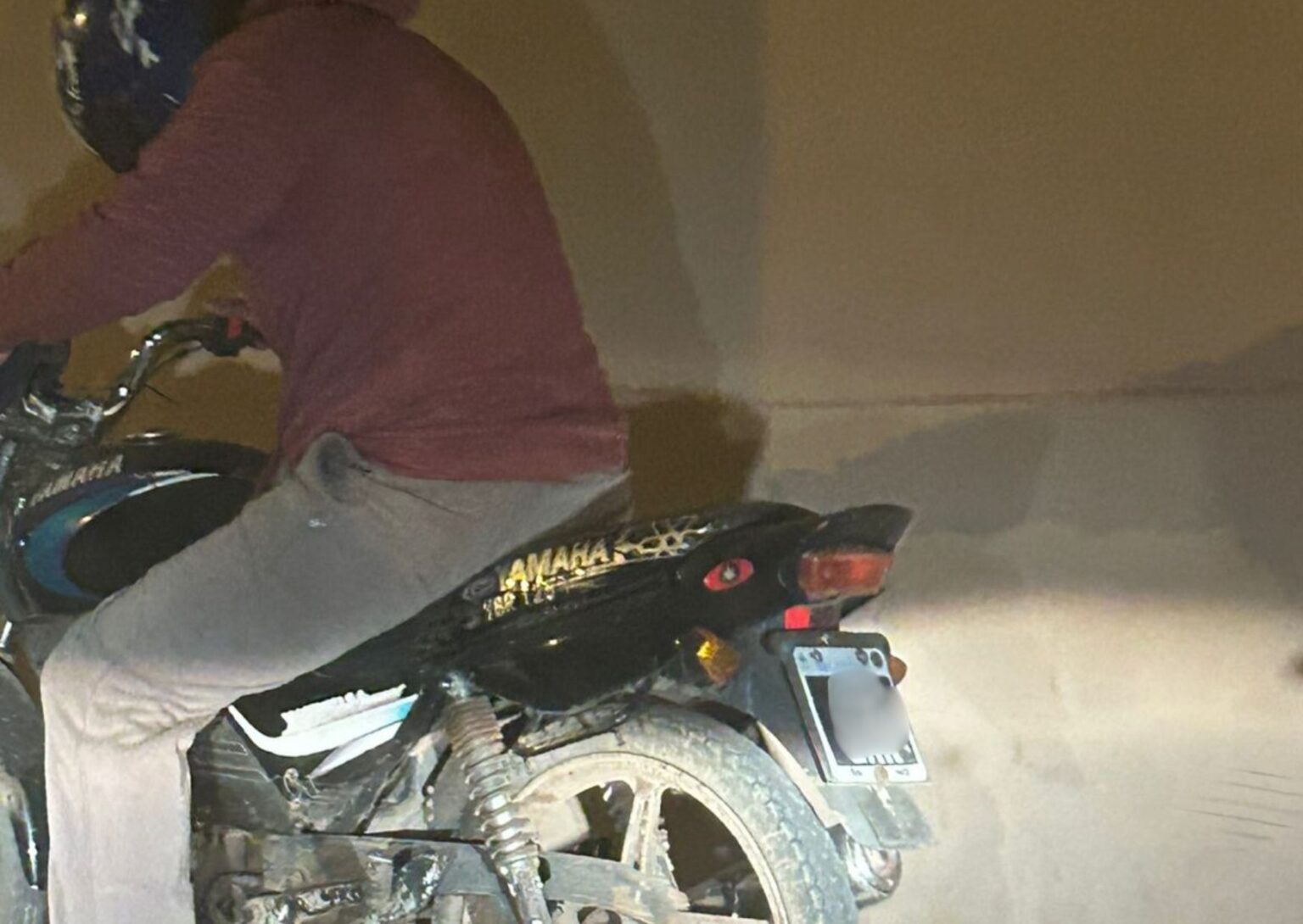 Buscan al conductor de una moto que chocó un auto y se dio a la fuga | FM Avenida