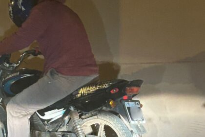 Buscan al conductor de una moto que chocó un auto y se dio a la fuga | FM Avenida