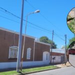 Cables de telefonía: comenzaron a reemplazar los viejos postes de madera por nuevos de PVC | FM Avenida