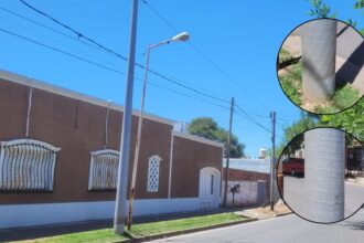 Cables de telefonía: comenzaron a reemplazar los viejos postes de madera por nuevos de PVC | FM Avenida