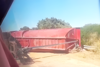 Camión arenero volcó la batea en ruta 191 | FM Avenida