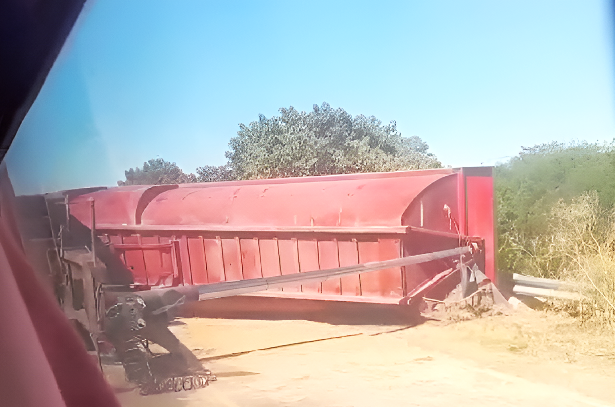 Camión arenero volcó la batea en ruta 191 | FM Avenida