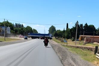 Camión quedó cruzado en ruta 1001 tras un desperfecto mecánico | FM Avenida