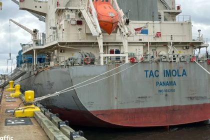 Carga de trigo a Brasil desde el muelle elevador del puerto | FM Avenida