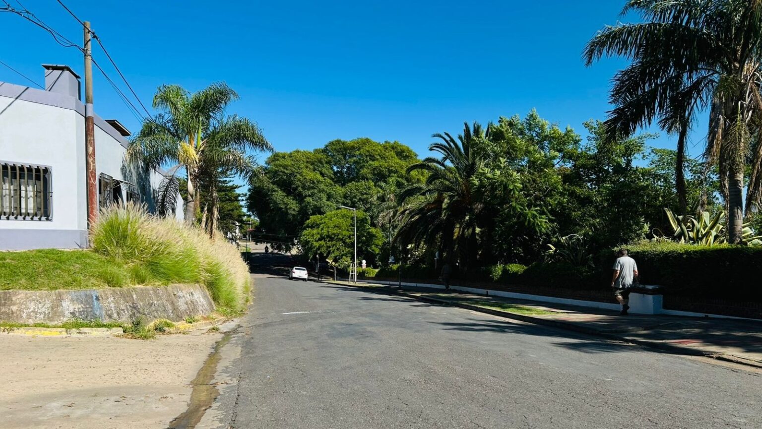 Cayó un poste de alumbrado en el Boulevard Paraná: el Zurdo Ullúa se salvó por un pelito | FM Avenida