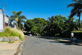 Cayó un poste de alumbrado en el Boulevard Paraná: el Zurdo Ullúa se salvó por un pelito | FM Avenida