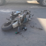 Choque entre una moto y un auto: un joven de 21 años resultó herido | FM Avenida