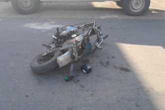 Choque entre una moto y un auto: un joven de 21 años resultó herido | FM Avenida