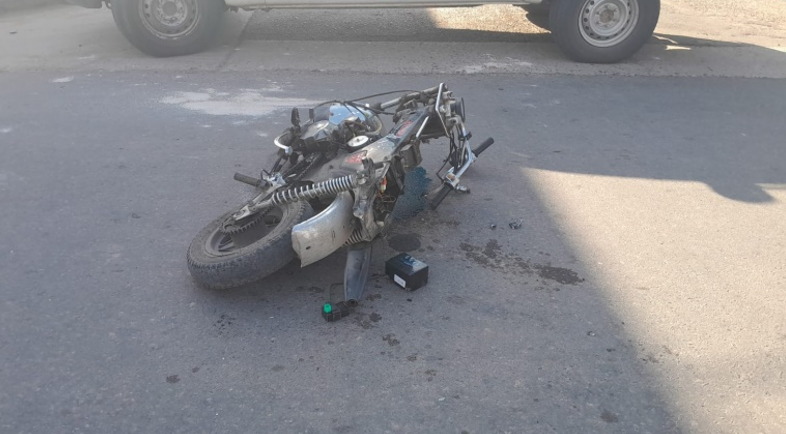 Choque entre una moto y un auto: un joven de 21 años resultó herido | FM Avenida