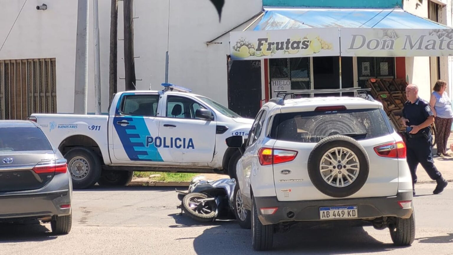 Colisión entre una camioneta y una moto dejó un lesionado leve | FM Avenida