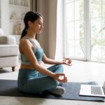 Cómo aliviar el dolor cervical con un simple ejercicio de yoga | FM Avenida