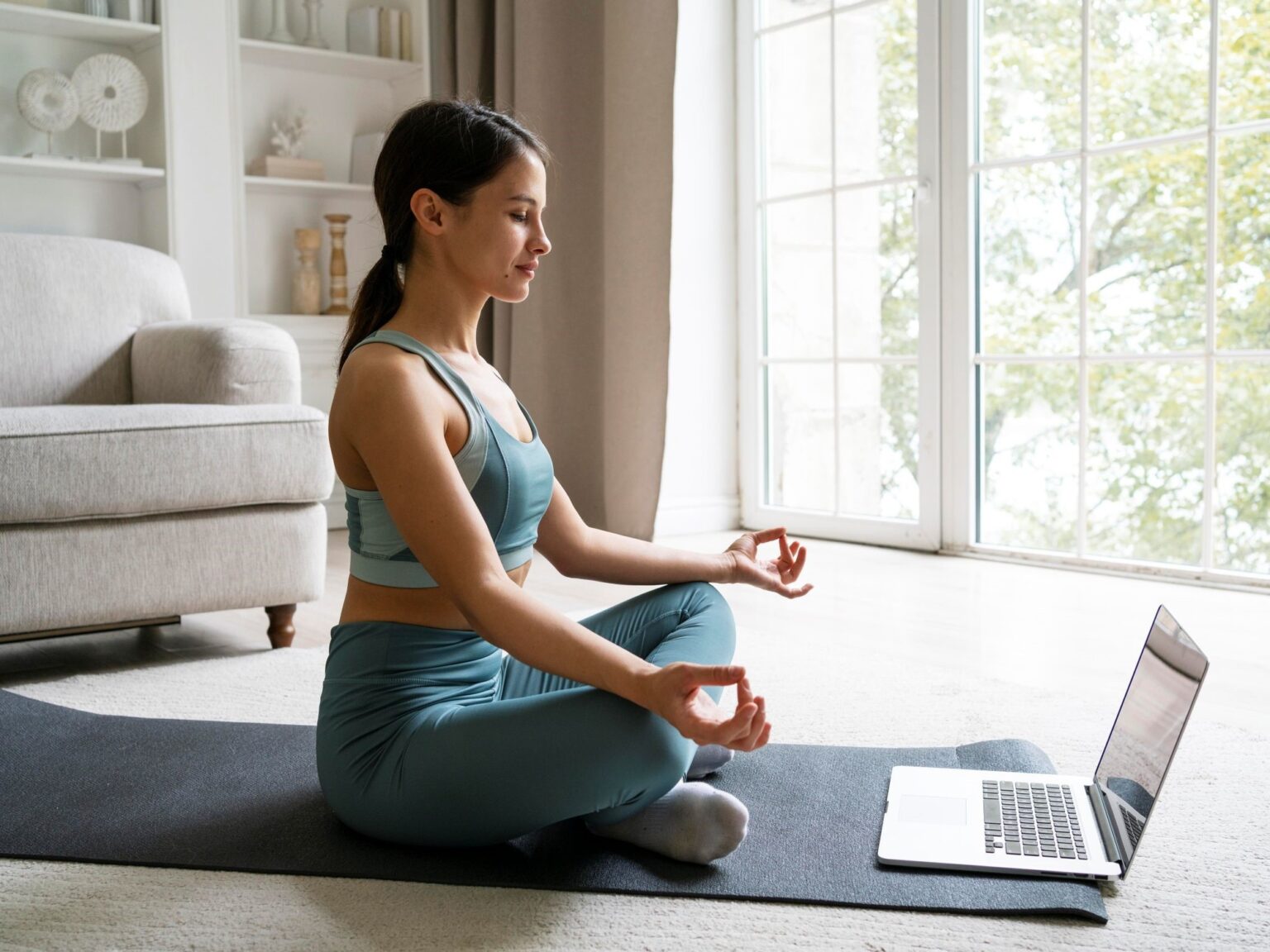 Cómo aliviar el dolor cervical con un simple ejercicio de yoga | FM Avenida