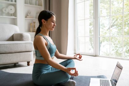 Cómo aliviar el dolor cervical con un simple ejercicio de yoga | FM Avenida