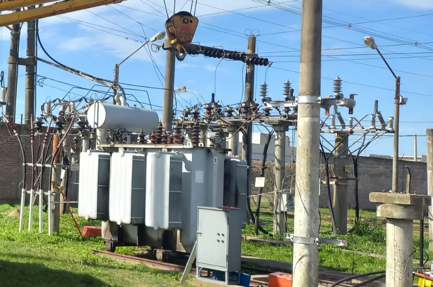 Corte de luz y baja tensión en múltiples zonas por cables cortados de media tensión | FM Avenida